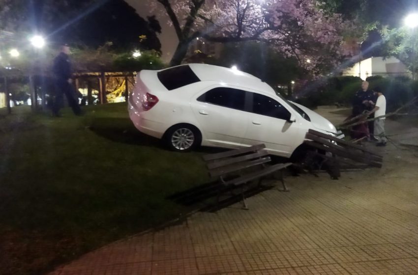  Motorista que invadiu Praça do Japão é presa após acidente