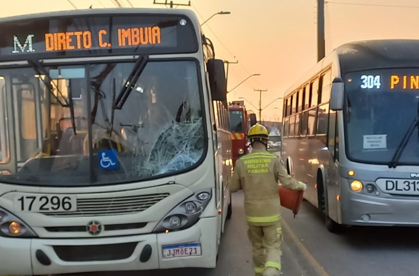 Ciclista é atingido por ônibus em canaleta de Pinhais