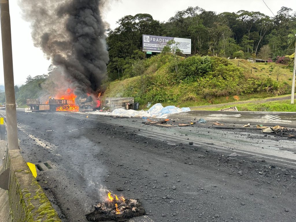 Carreta em chamas causa bloqueio na BR-376, sentido SC