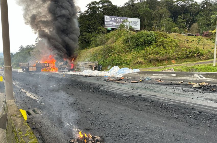  Carreta em chamas causa bloqueio na BR-376, sentido SC