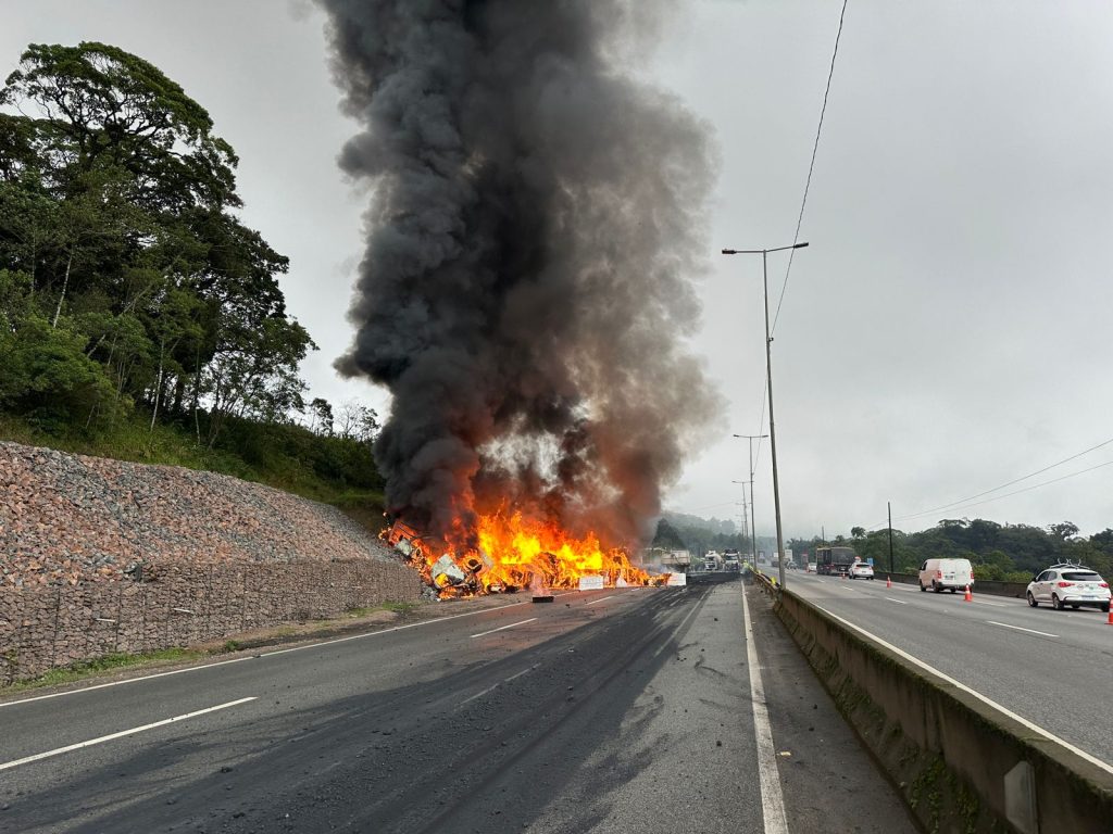 Três pessoas morrem em acidente com incêndio na BR-376