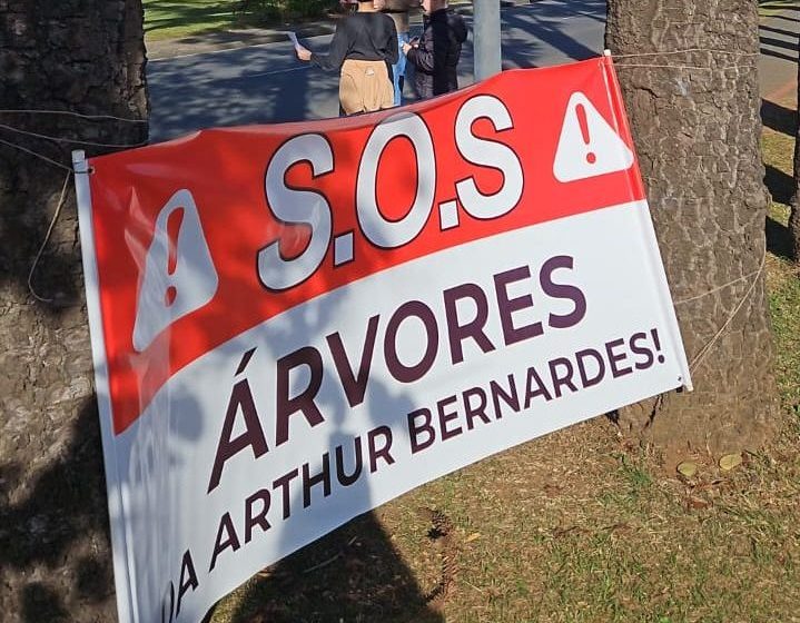  Moradores protestam contra corte de árvores na Av. Arthur Bernardes