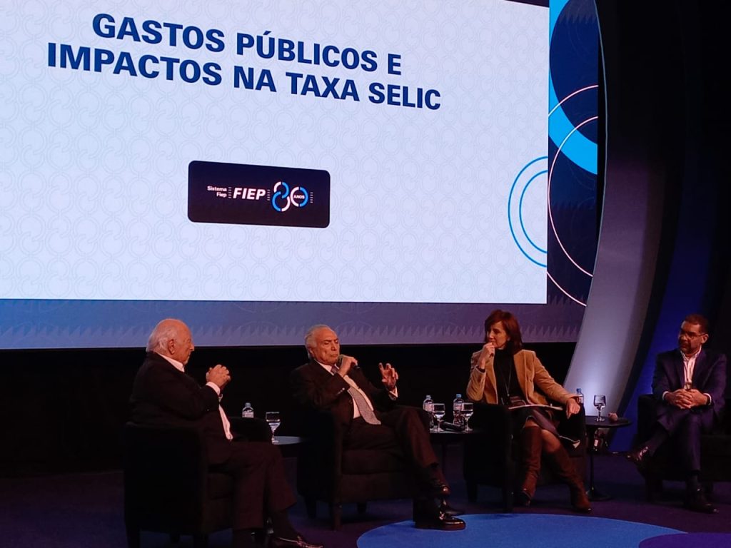 Ex-presidente Michel Temer participa de mesa redonda da Fiep