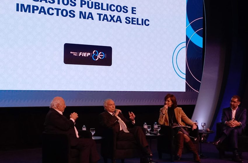 Ex-presidente Michel Temer participa de mesa redonda da Fiep