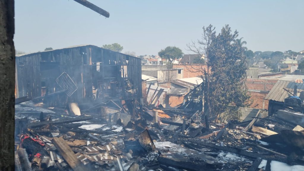 Incêndio de grandes proporções atinge casas no Parolin