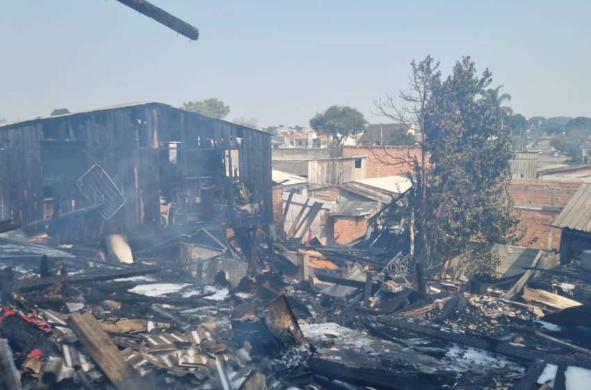  Incêndio de grandes proporções atinge casas no Parolin