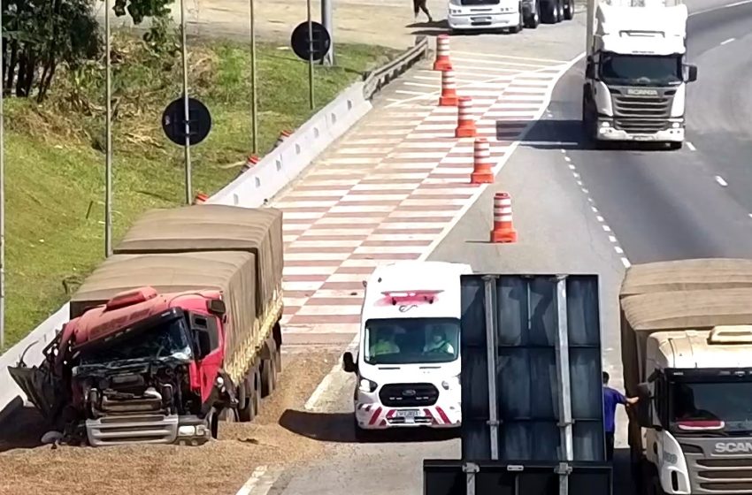  Caminhão sem freios utiliza área de escape na BR-277; vídeo