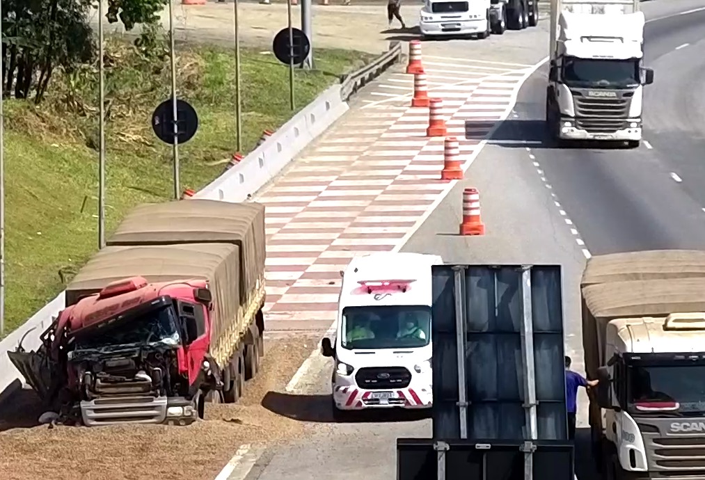 Caminhão sem freios utiliza área de escape na BR-277; vídeo