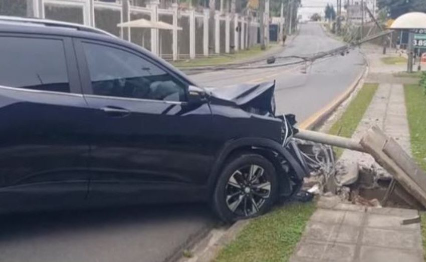  Motorista perde controle da direção e derruba quatro postes