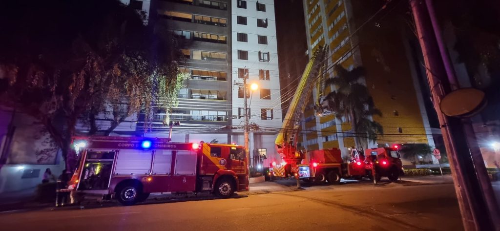 Prédio no Centro de Curitiba é evacuado após incêndio