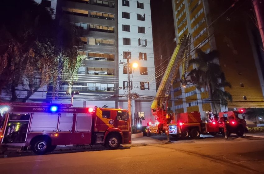  Prédio no Centro de Curitiba é esvaziado após incêndio