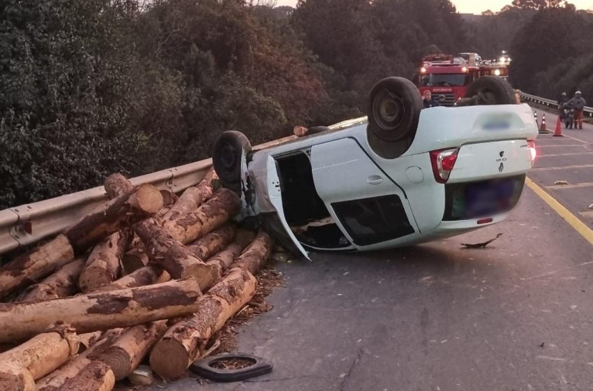  Capotamento bloqueia Contorno Norte; toras na pista podem ser causa