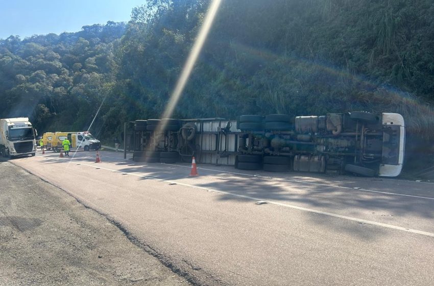  Carreta tomba na BR-277, em São Luiz do Purunã