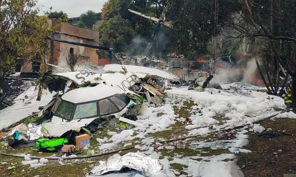 Destroços do avião chegam na sede da Voepass