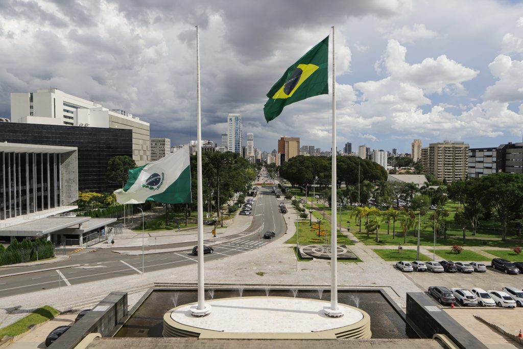 Oito servidores do Paraná morrem em acidente aéreo, em SP  