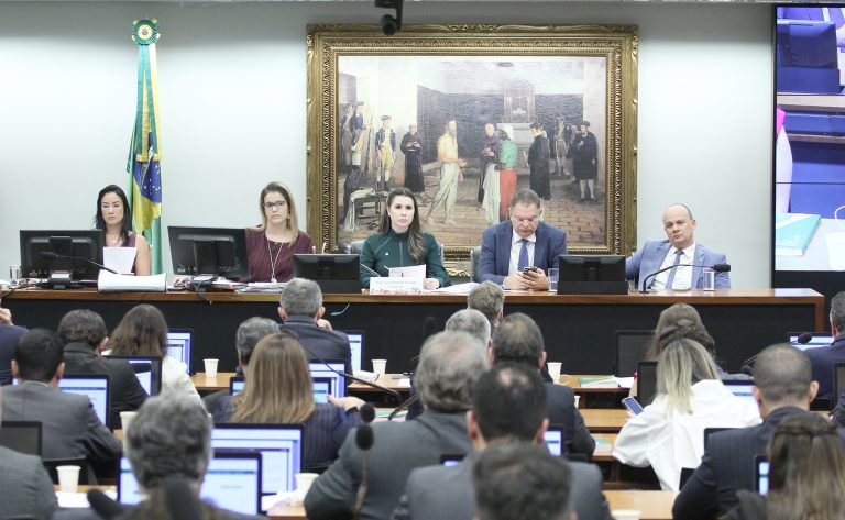  Deputados avançam na análise de propostas que tratam do STF