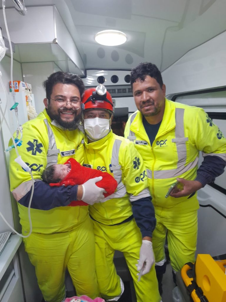 Mulher dá a luz em ambulância de concessionária