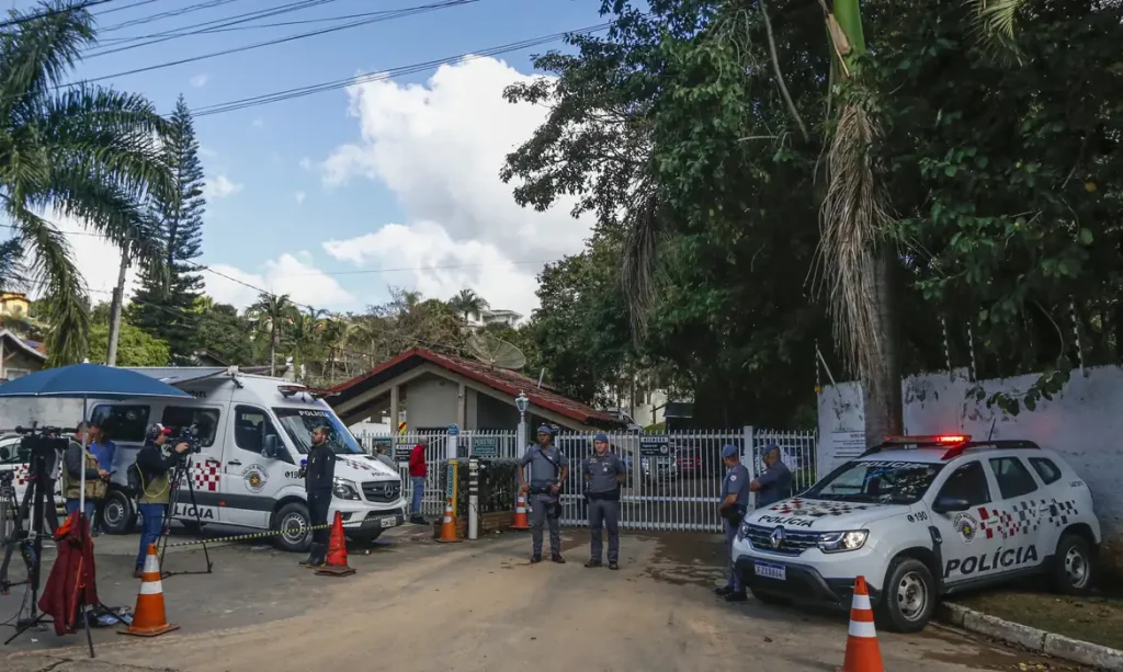 Voo 2283: familiares aguardam liberação dos corpos