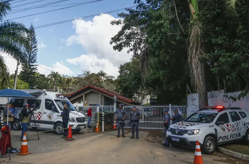  Voo 2283: familiares aguardam liberação dos corpos