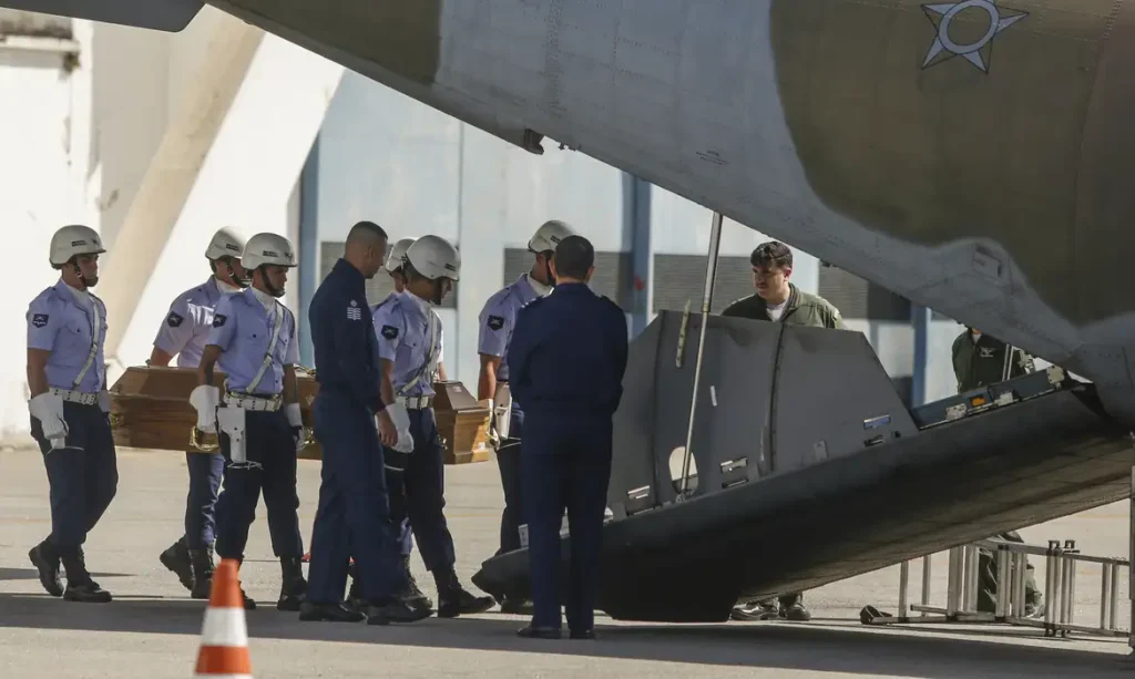 Número de vítimas de acidente aéreo identificadas sobe para 60