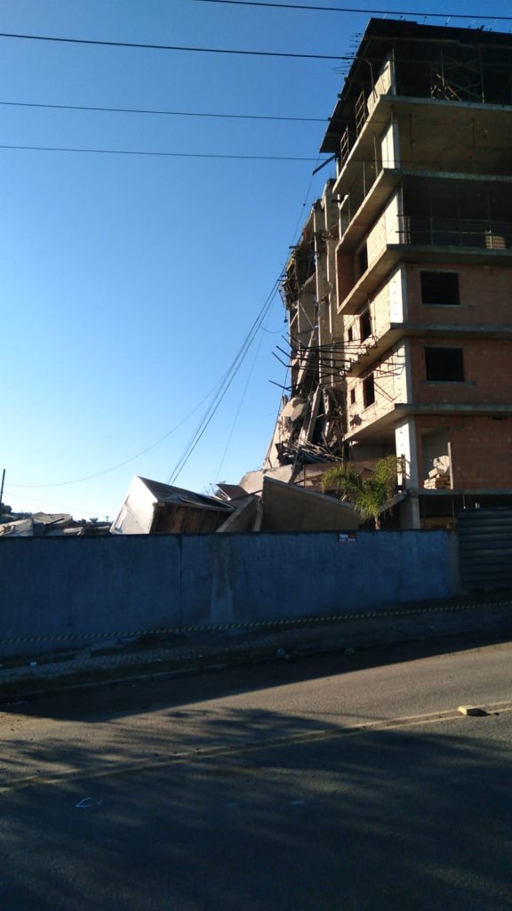 Parte de prédio desaba no bairro Portão