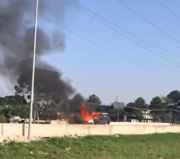  Carro pega fogo no Contorno Sul e deixa trânsito lento