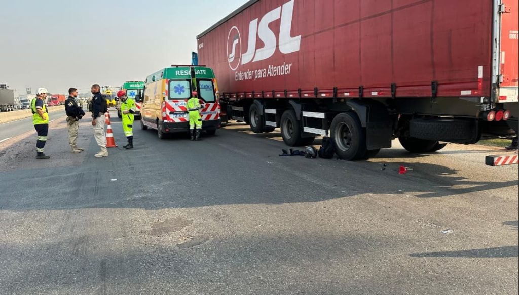 Motociclista atinge caminhão parado no acostamento no Contorno Leste