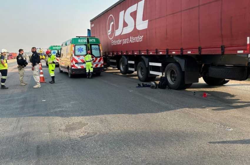 Motociclista atinge caminhão parado no acostamento no Contorno Leste