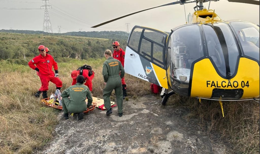Mulher é resgatada em trilha com fratura na perna
