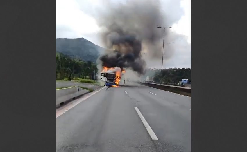  Motoristas enfrentam filas após acidente na BR-376, em Guaratuba