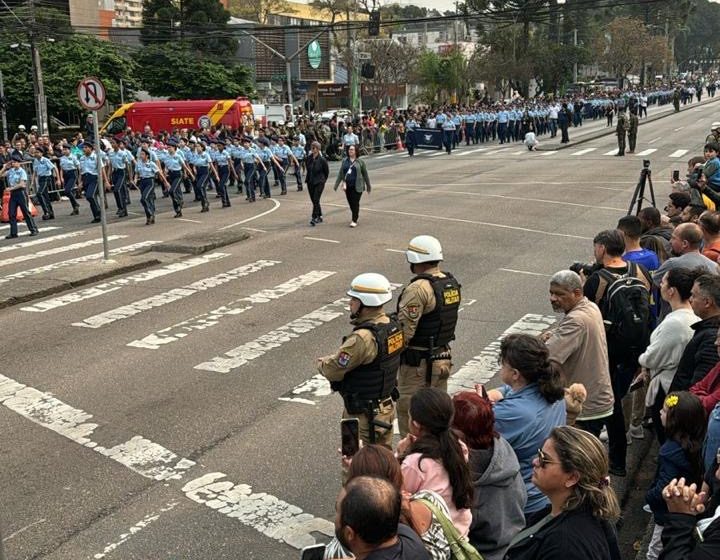  Curitibanos acompanham desfiles no Centro Cívico