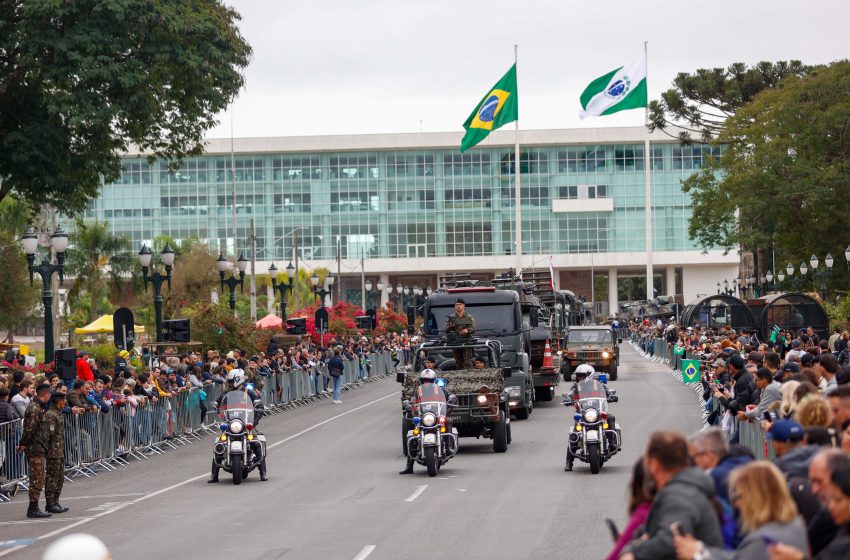 Estrutura para o desfile começa a ser montada em Curitiba