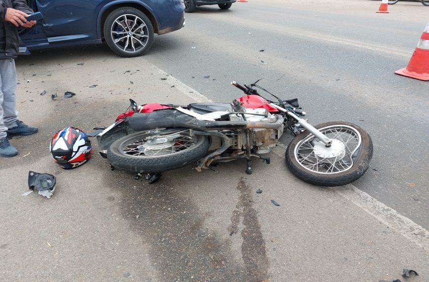 Acidente entre moto e BMW deixa motociclista morto