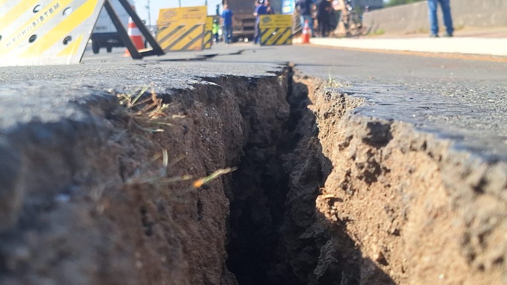 Rachaduras na Rodovia da Uva em Colombo preocupam motoristas