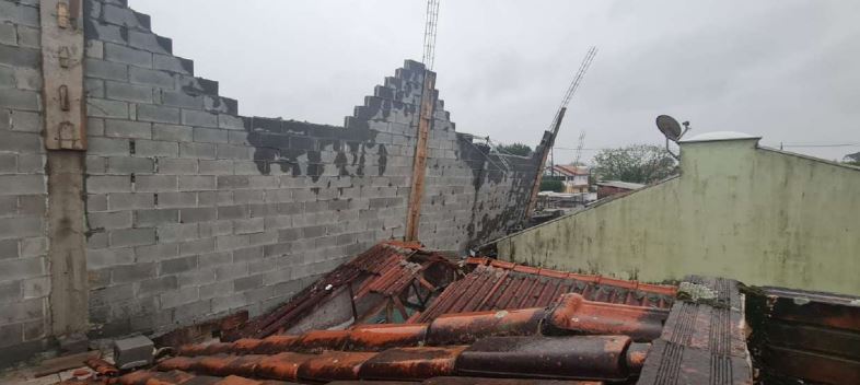  Desabamento de muro em casas deixa uma pessoa ferida