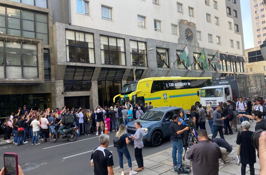 Torcedores fazem festa antes de treino da seleção em Curitiba