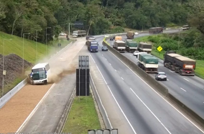  Ônibus com 45 passageiros utiliza área de escape na BR-277