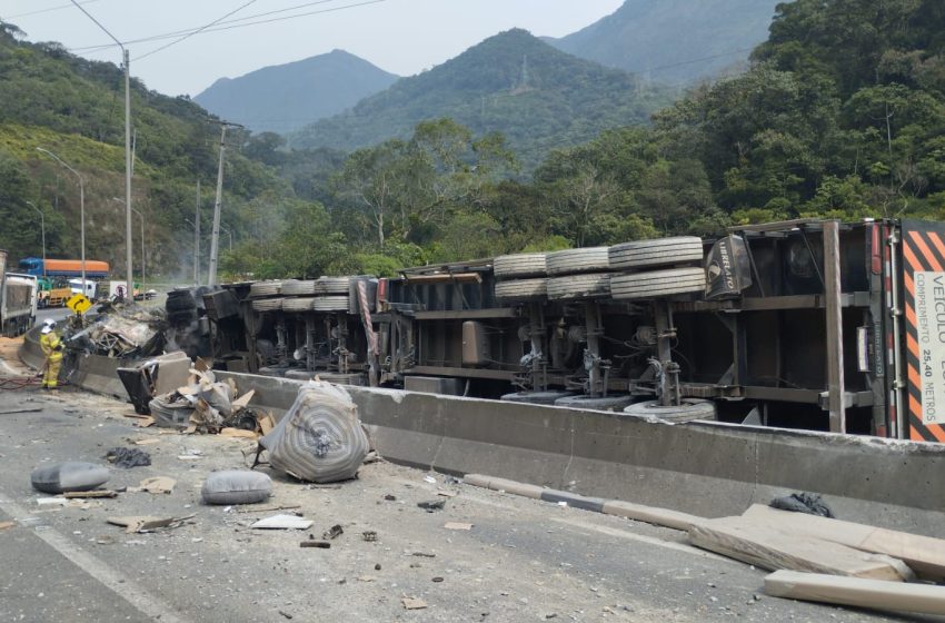  Motoristas enfrentam congestionamento após engavetamento na BR-376