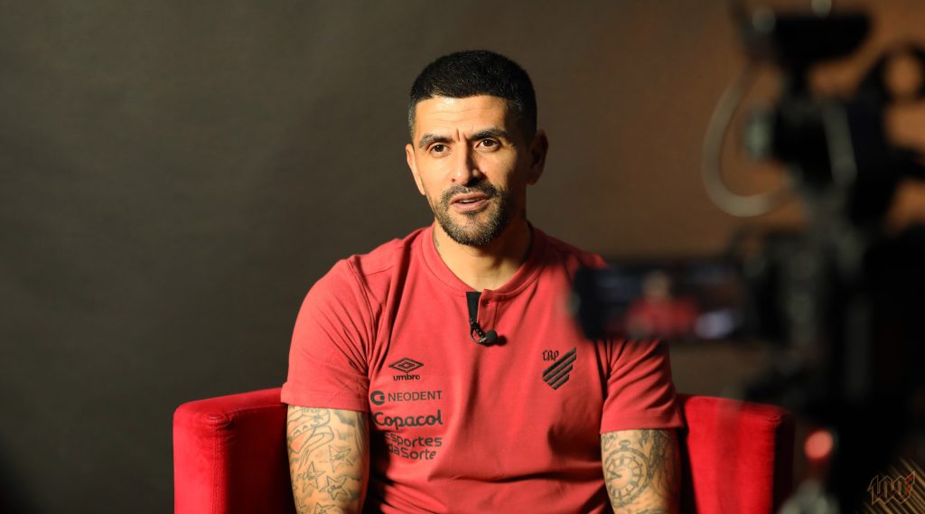 “Preparado”, afirma Lucho em primeira entrevista como técnico do Athletico