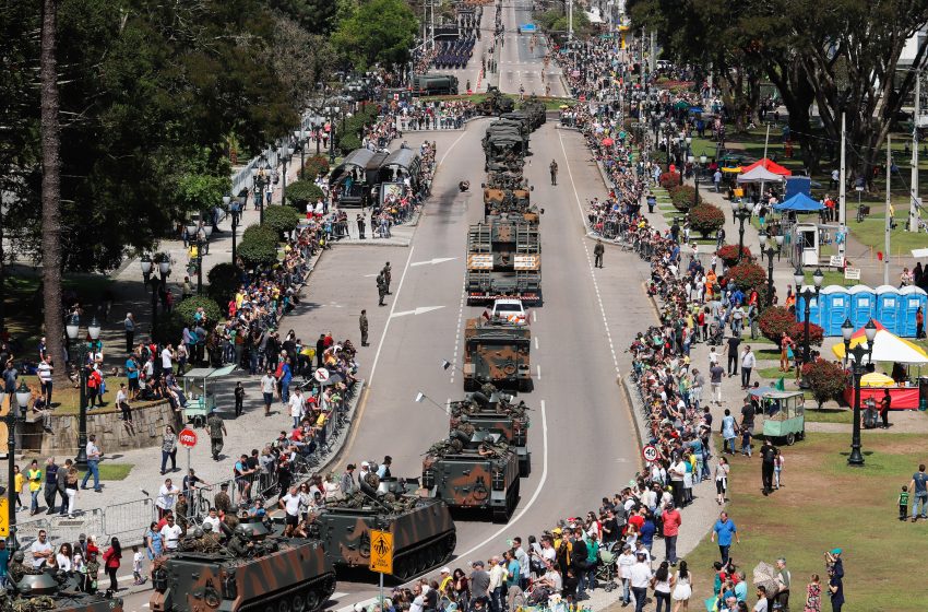 Desfile de Sete de Setembro bloqueia ruas no Centro Cívico