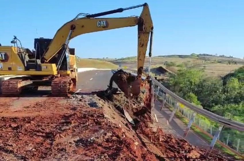  Marginal de viaduto é liberada após deslizamento de terra