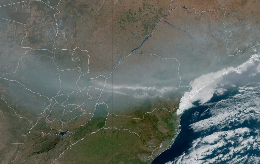 Fumaça provocada por incêndios florestais permanece no Paraná