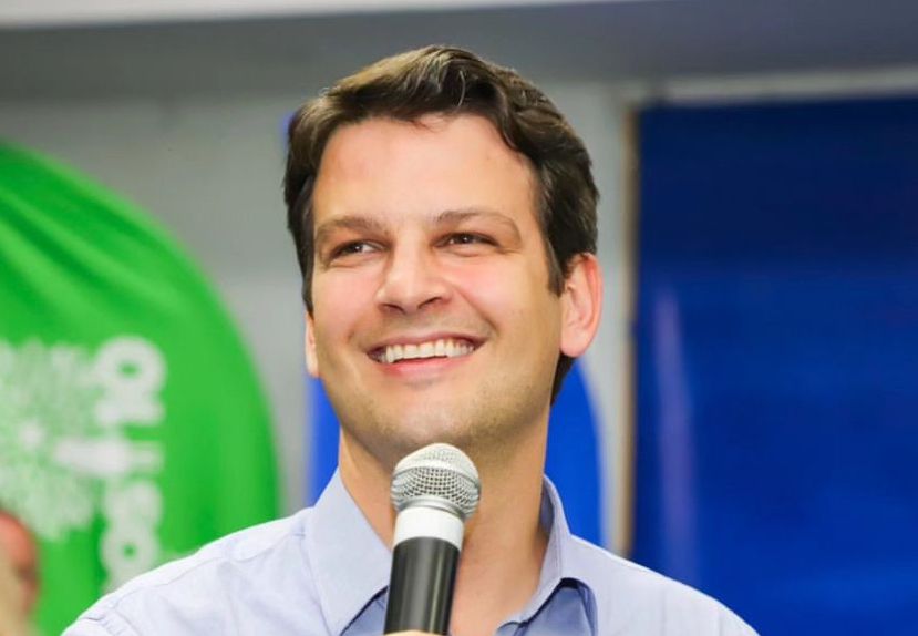 “Ideologia não coloca comida na mesa”, afirma Pimentel