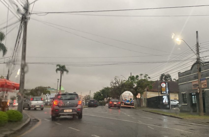  Tempo muda e dia vira noite em Curitiba