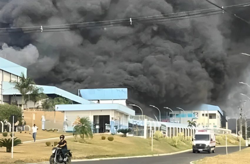  Incêndio de grandes proporções atinge frigorífico no Paraná