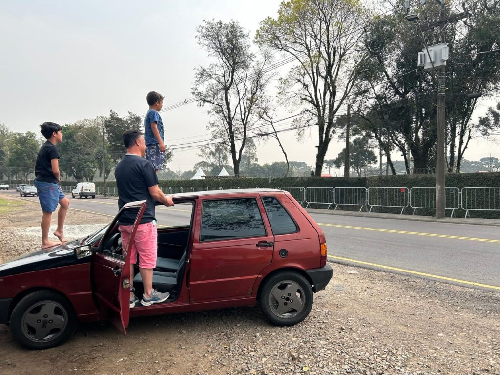 Para realizar sonho, família acompanha treino da Seleção do carro