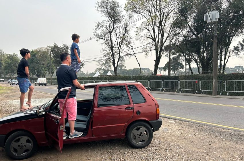  Para realizar sonho, família acompanha treino da Seleção do carro