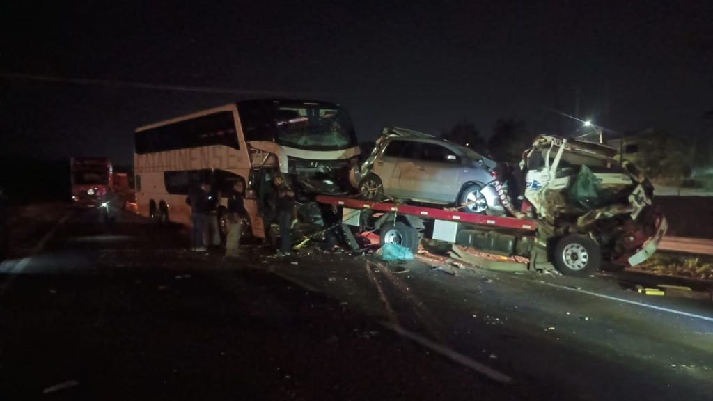 Engavetamento com ônibus, guincho e caminhões mata motorista na BR-277