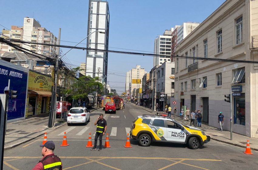 Idosa é atropelada por ônibus no centro de Curitiba