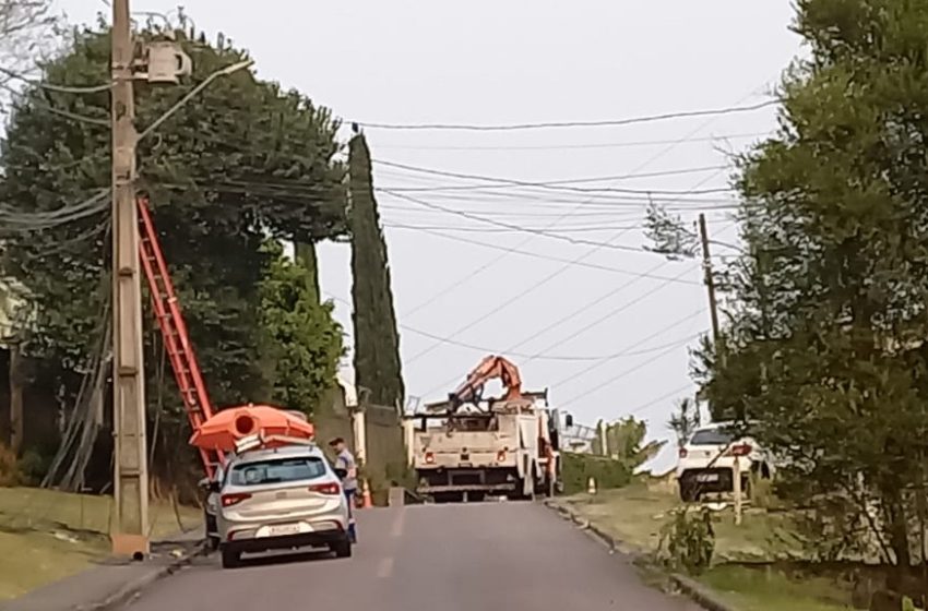 Carro bate em dois postes e deixa moradores sem luz